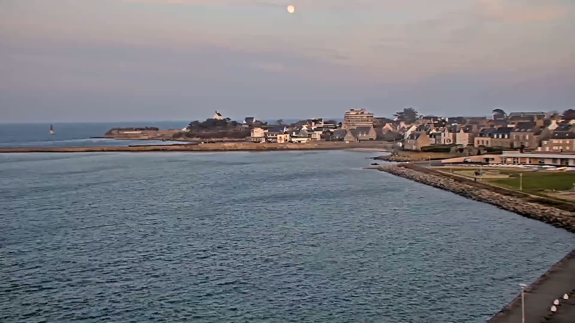 Roscoff City Port & Beach Live Cam - Morlaix, Finistère, Bretagne, France