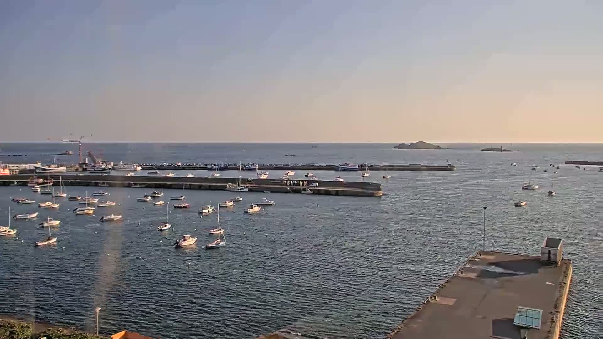 Roscoff City Port & Beach Live Cam - Morlaix, Finistère, Bretagne, France