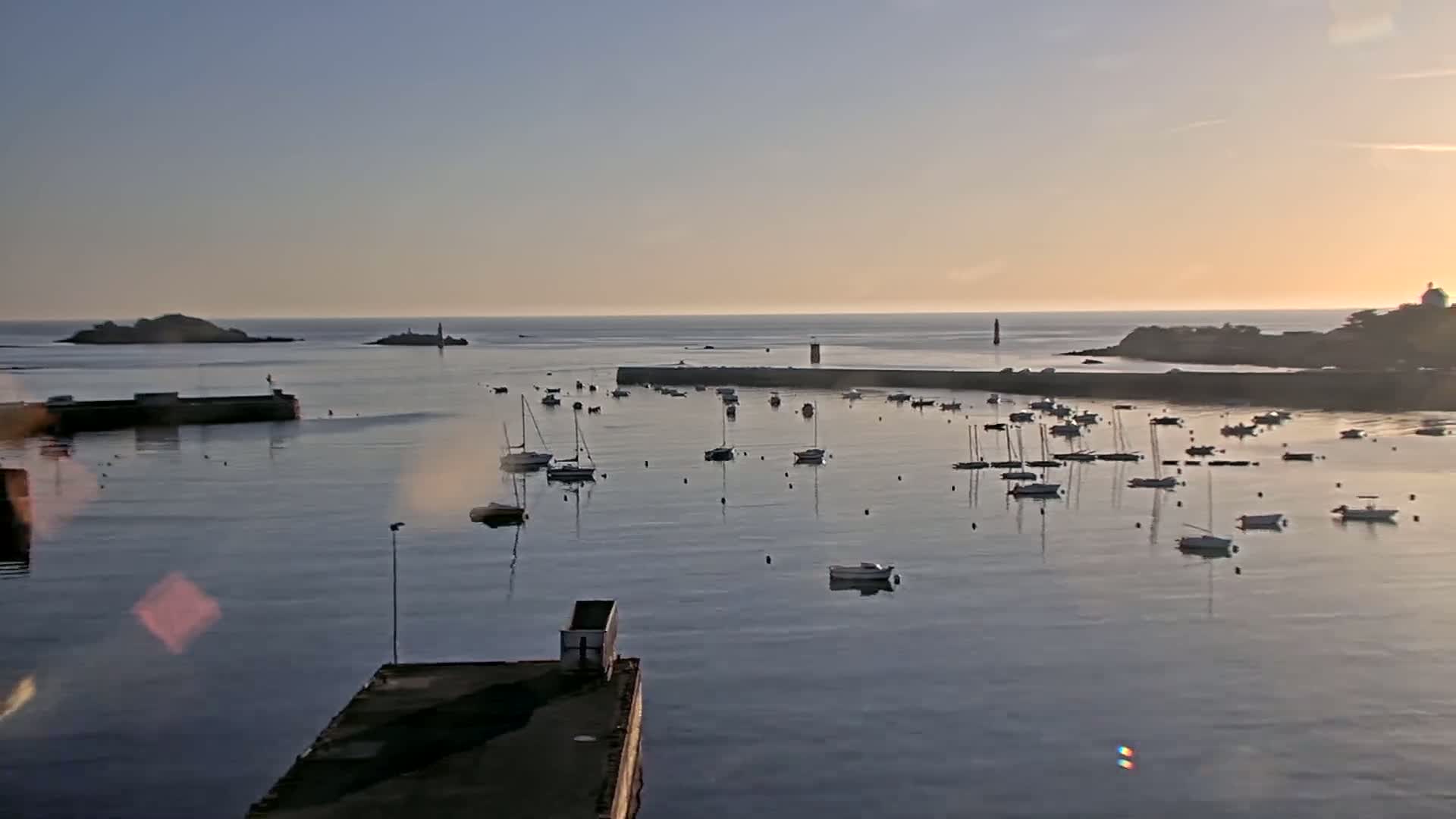 Roscoff City Port & Beach Live Cam - Morlaix, Finistère, Bretagne, France