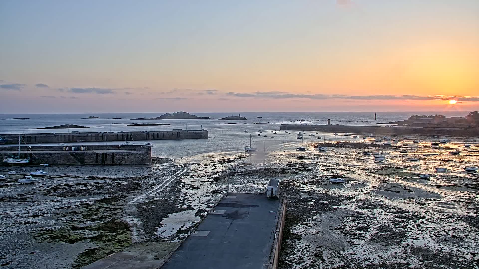 Roscoff City Port & Beach Live Cam - Morlaix, Finistère, Bretagne, France