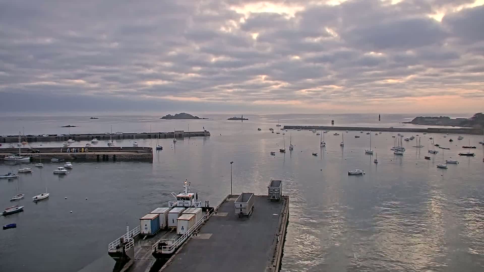 Roscoff City Port & Beach Live Cam - Morlaix, Finistère, Bretagne, France