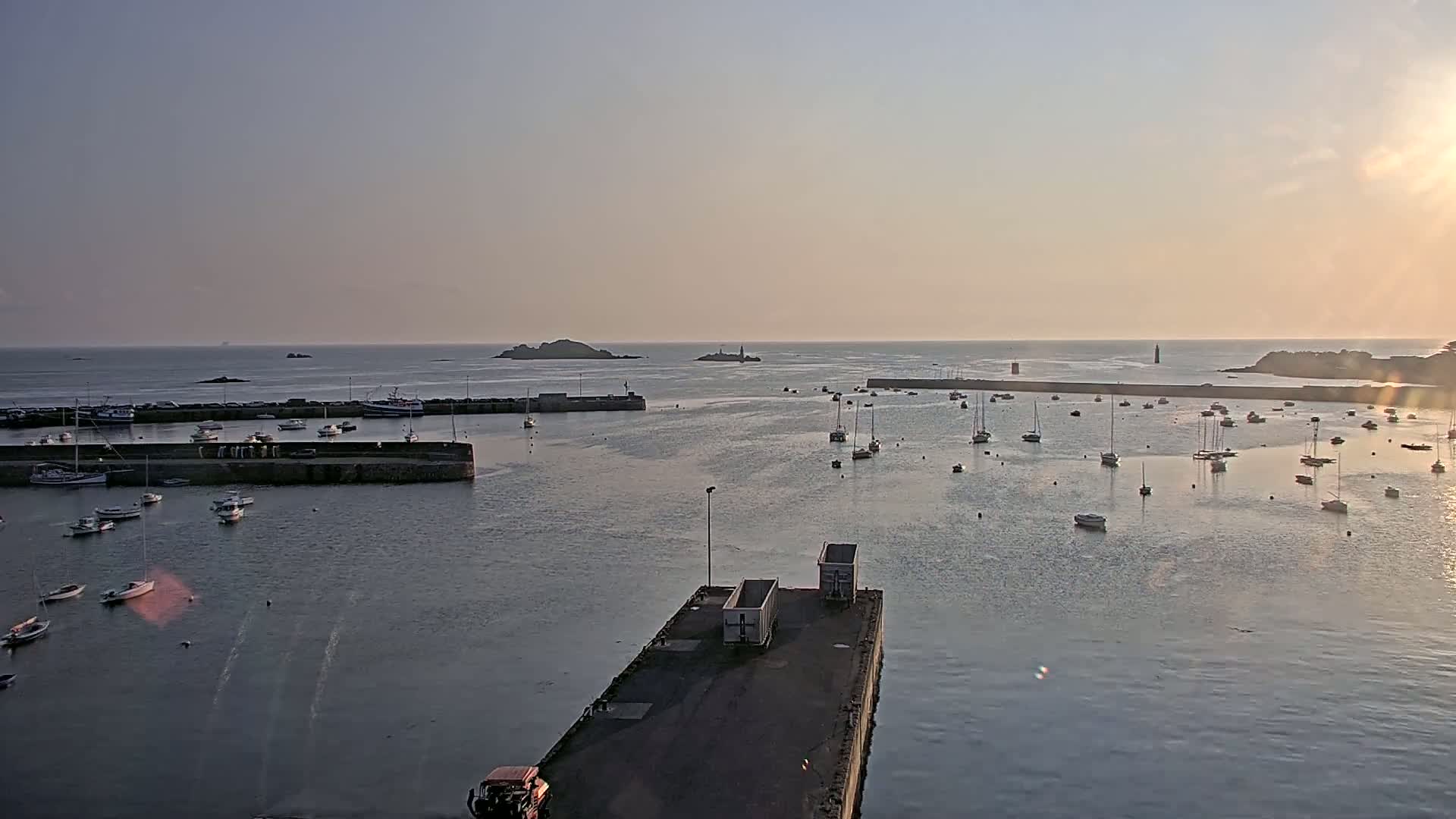 Roscoff City Port & Beach Live Cam - Morlaix, Finistère, Bretagne, France