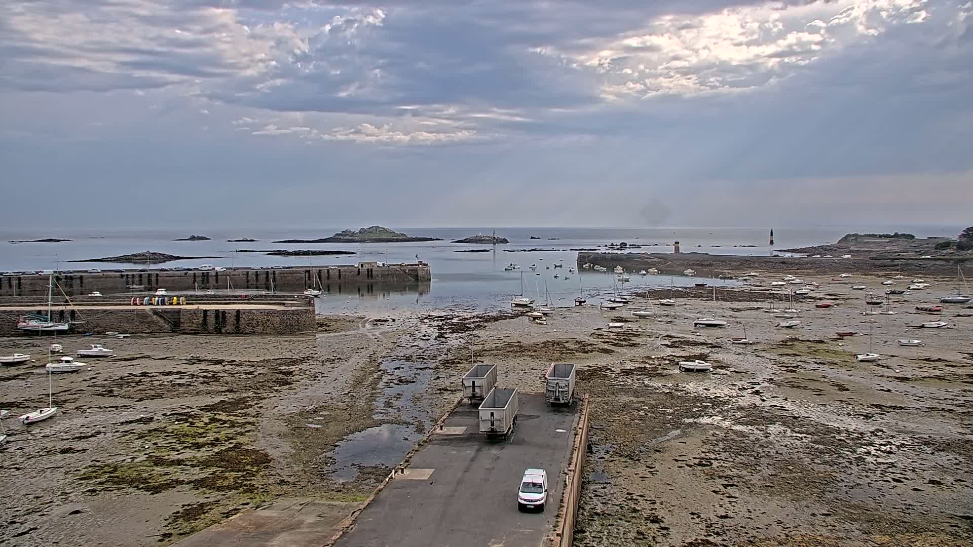Roscoff City Port & Beach Live Cam - Morlaix, Finistère, Bretagne, France