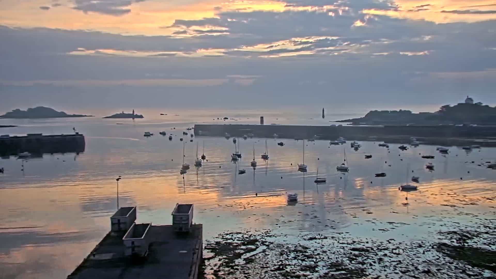 Roscoff City Port & Beach Live Cam - Morlaix, Finistère, Bretagne, France