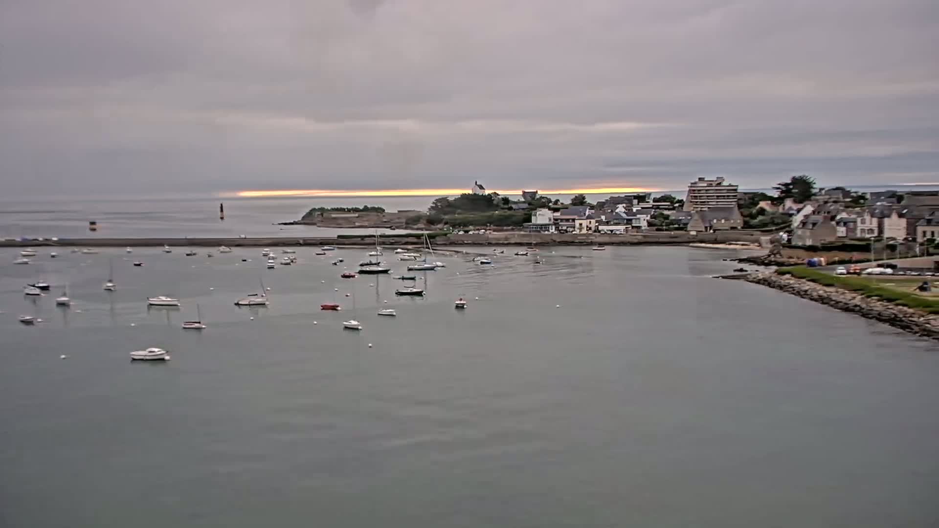 Roscoff City Port & Beach Live Cam - Morlaix, Finistère, Bretagne, France