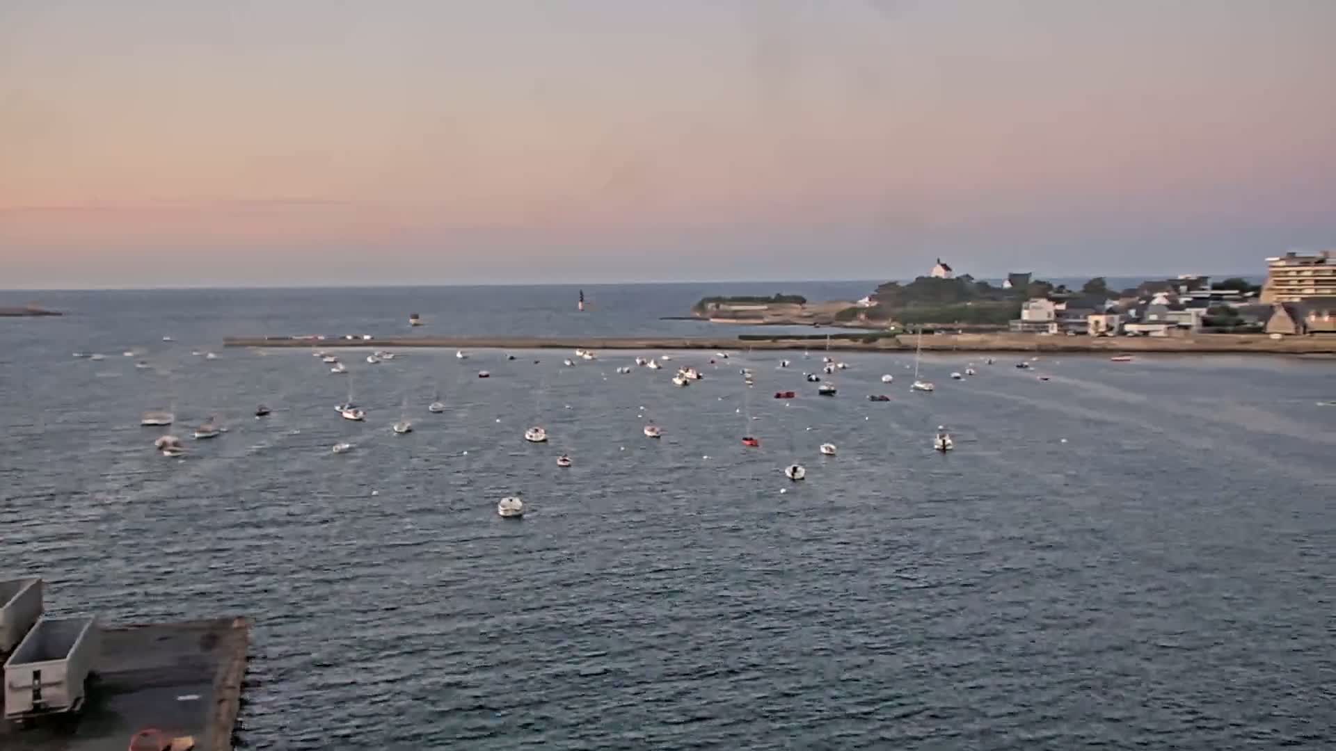 Roscoff City Port & Beach Live Cam - Morlaix, Finistère, Bretagne, France