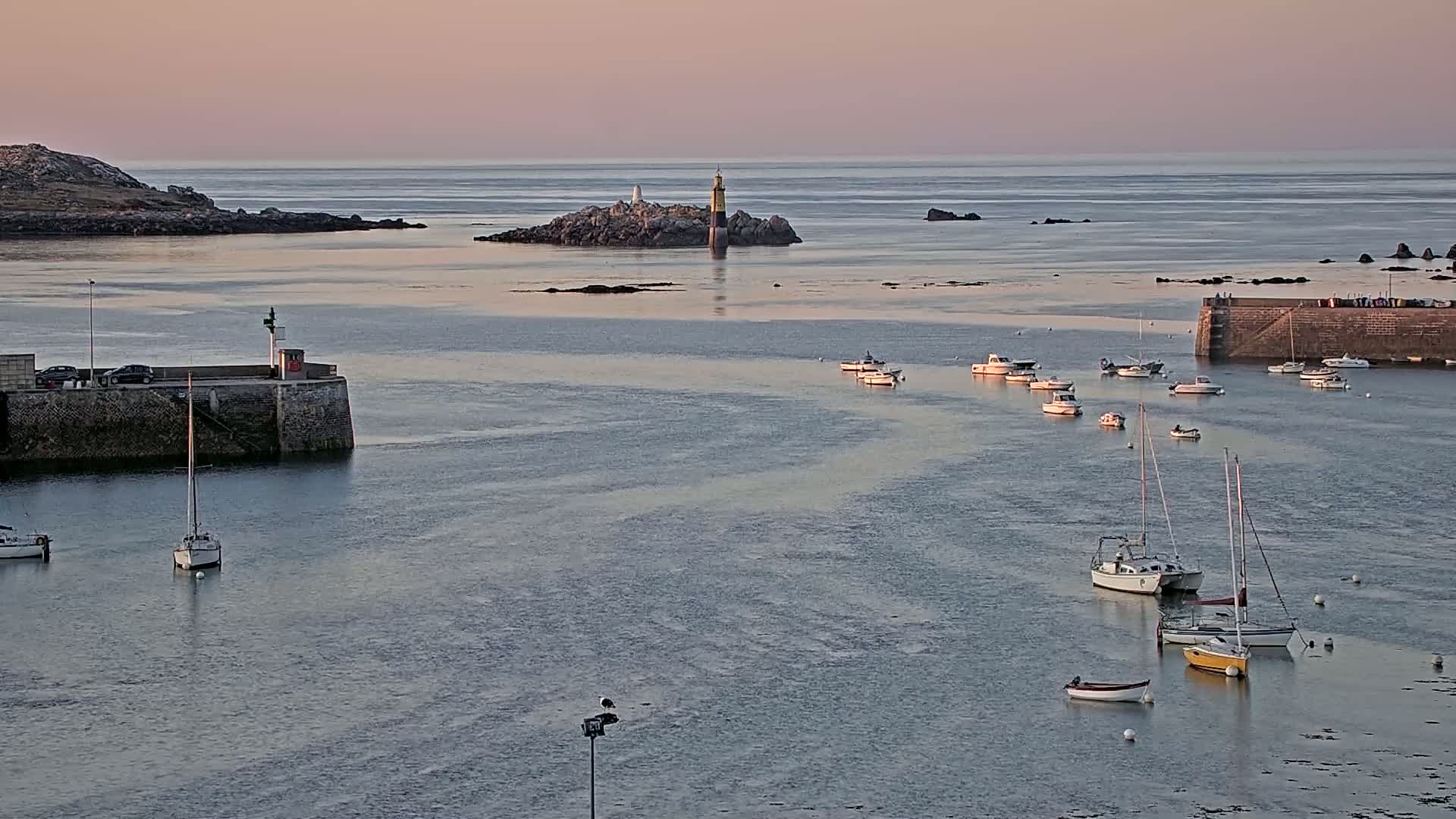 Roscoff City Port & Beach Live Cam - Morlaix, Finistère, Bretagne, France