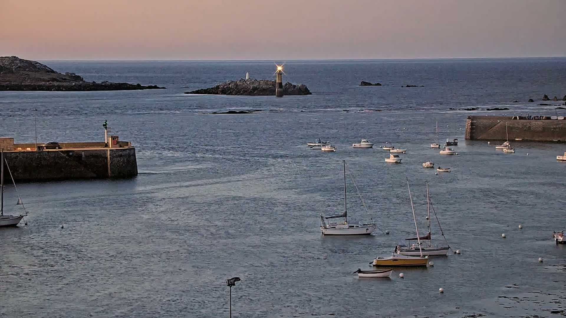 Roscoff City Port & Beach Live Cam - Morlaix, Finistère, Bretagne, France