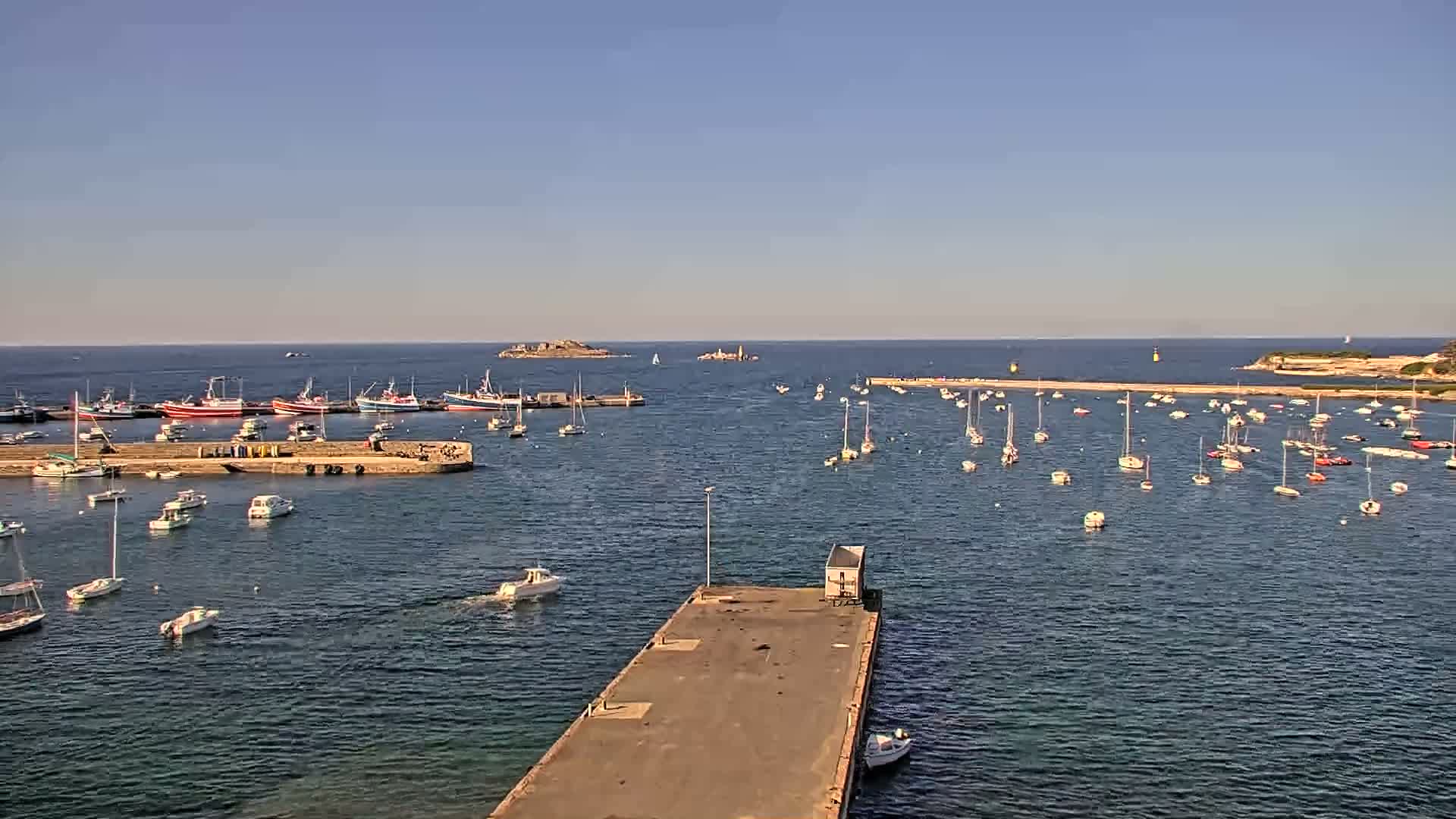 Roscoff City Port & Beach Live Cam - Morlaix, Finistère, Bretagne, France
