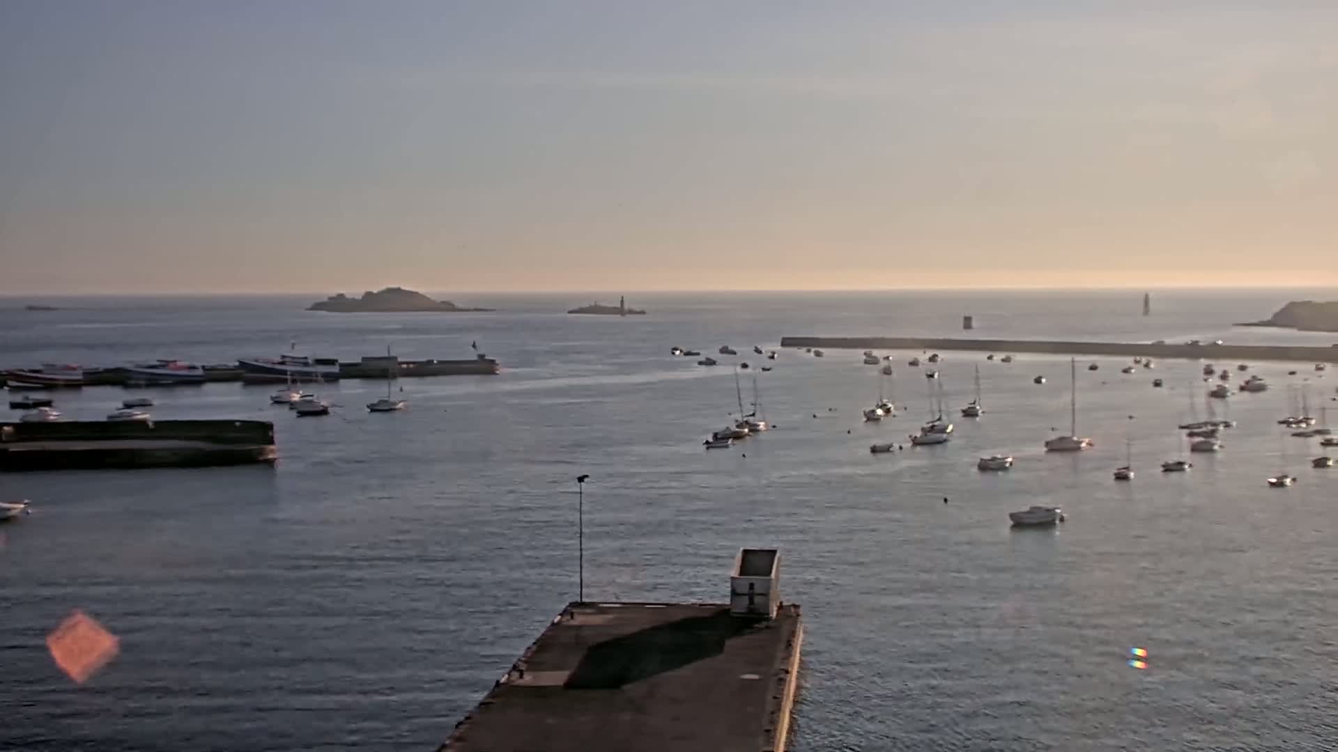 Roscoff City Port & Beach Live Cam - Morlaix, Finistère, Bretagne, France