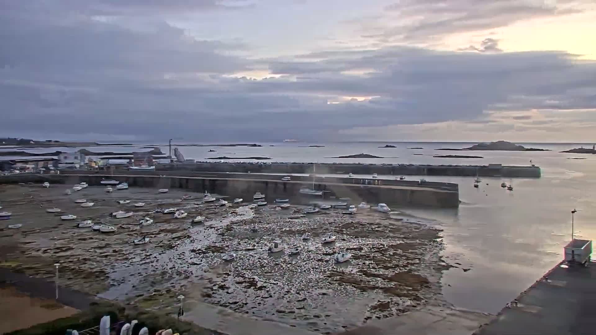 Roscoff City Port & Beach Live Cam - Morlaix, Finistère, Bretagne, France