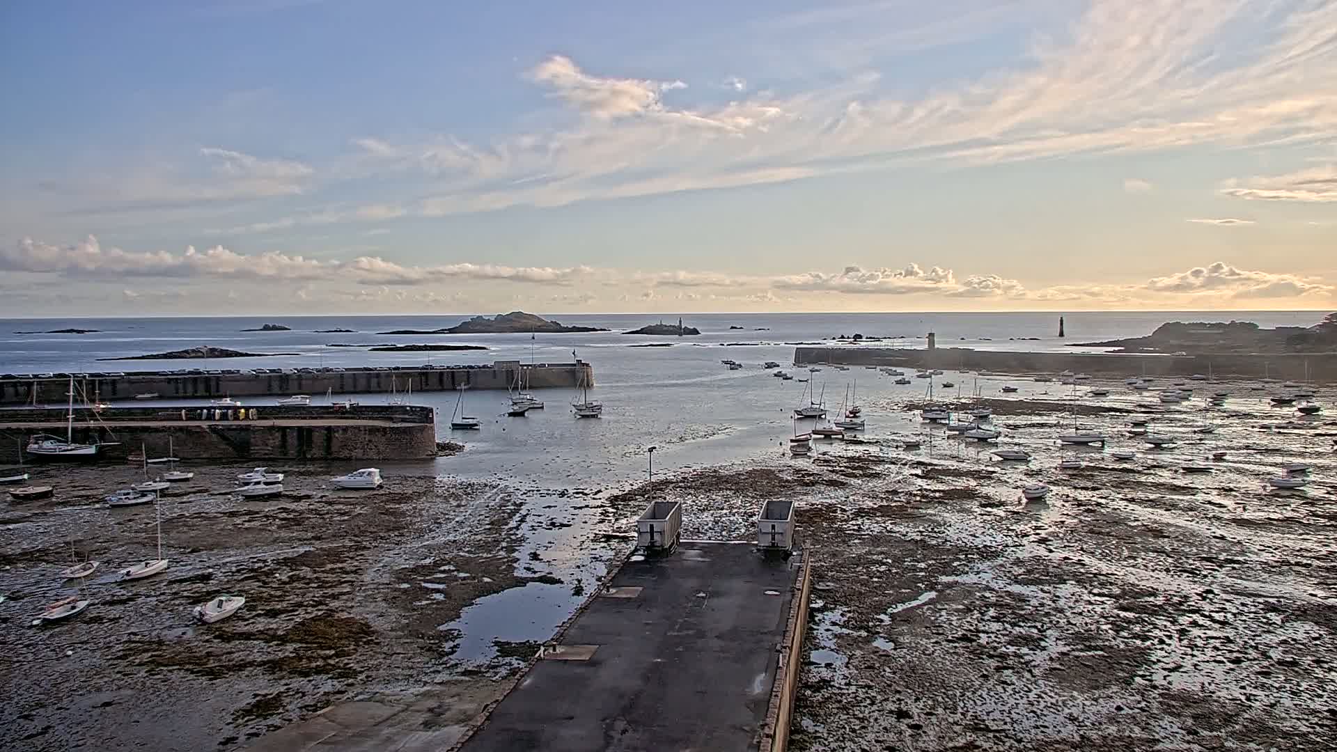 Roscoff City Port & Beach Live Cam - Morlaix, Finistère, Bretagne, France