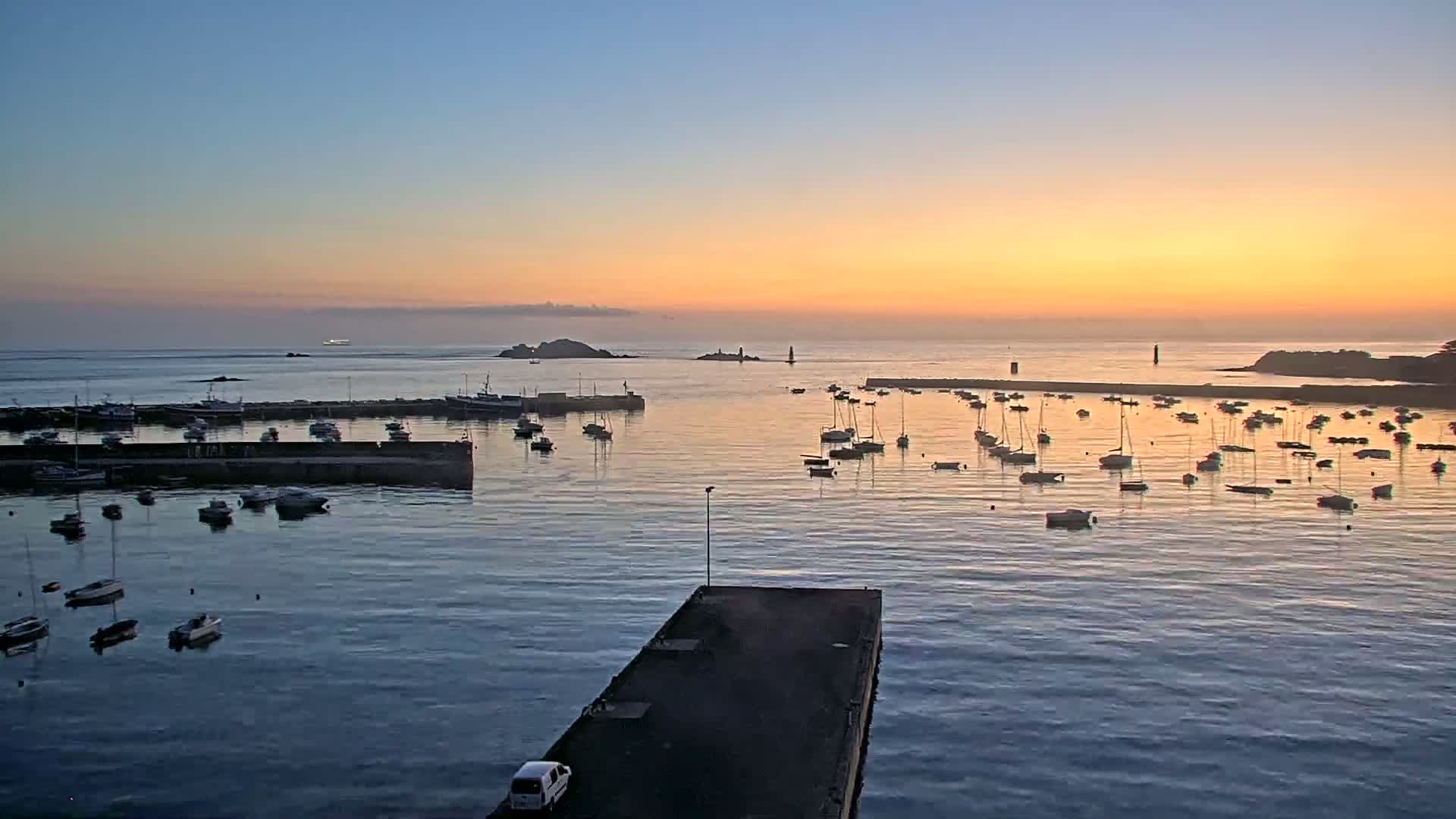 Roscoff City Port & Beach Live Cam - Morlaix, Finistère, Bretagne, France