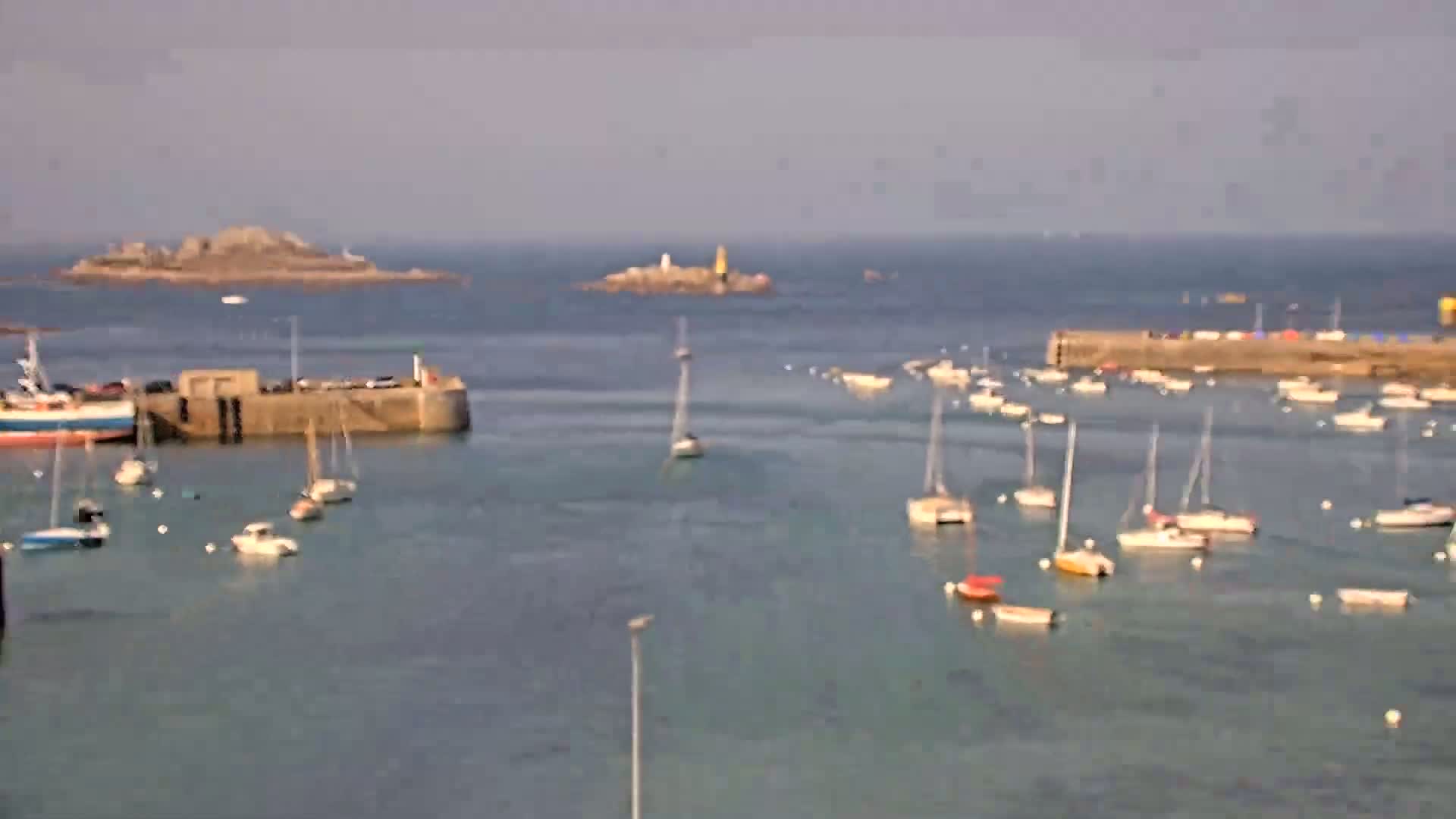 Roscoff City Port & Beach Live Cam - Morlaix, Finistère, Bretagne, France