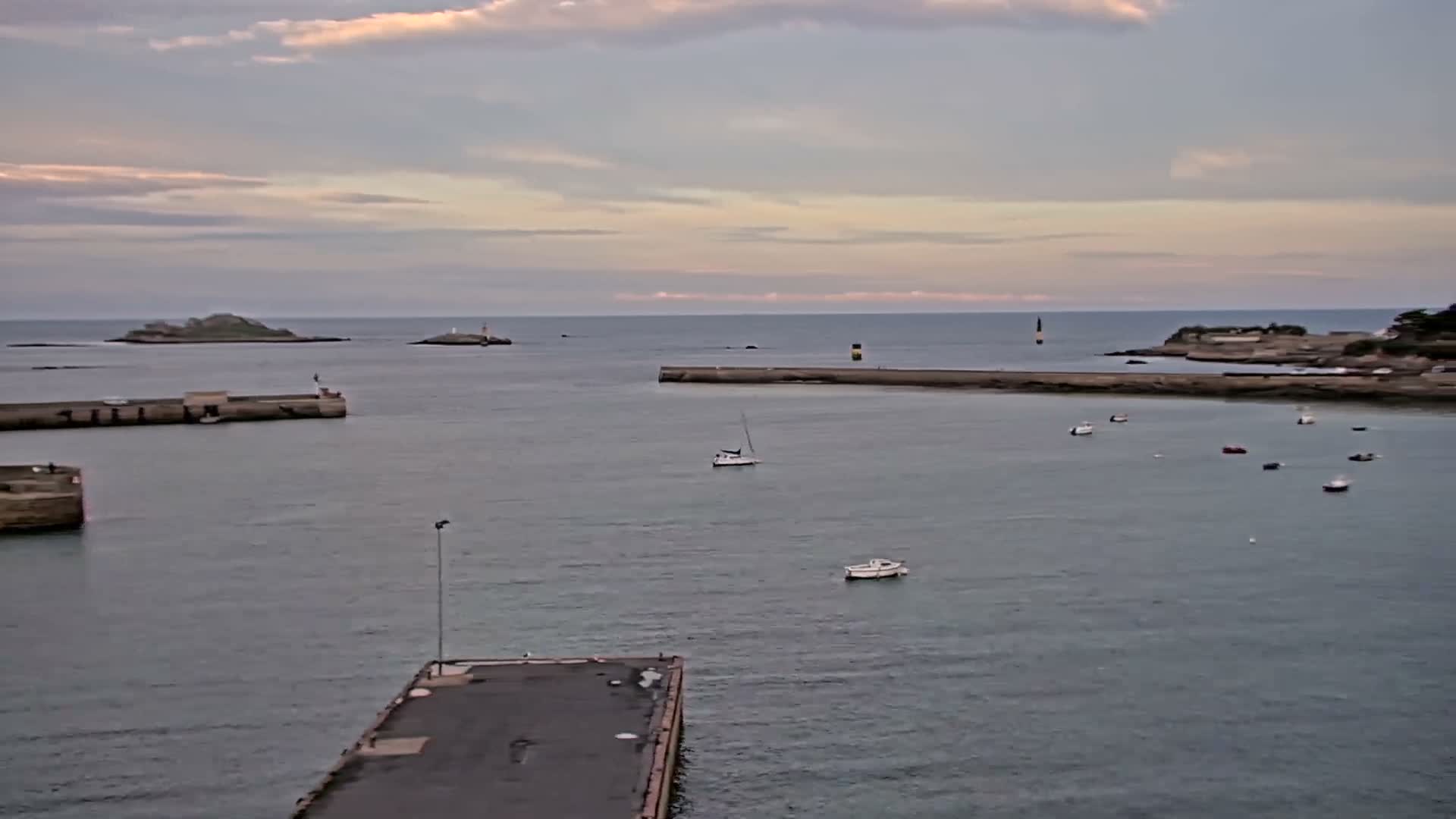 Roscoff City Port & Beach Live Cam - Morlaix, Finistère, Bretagne, France
