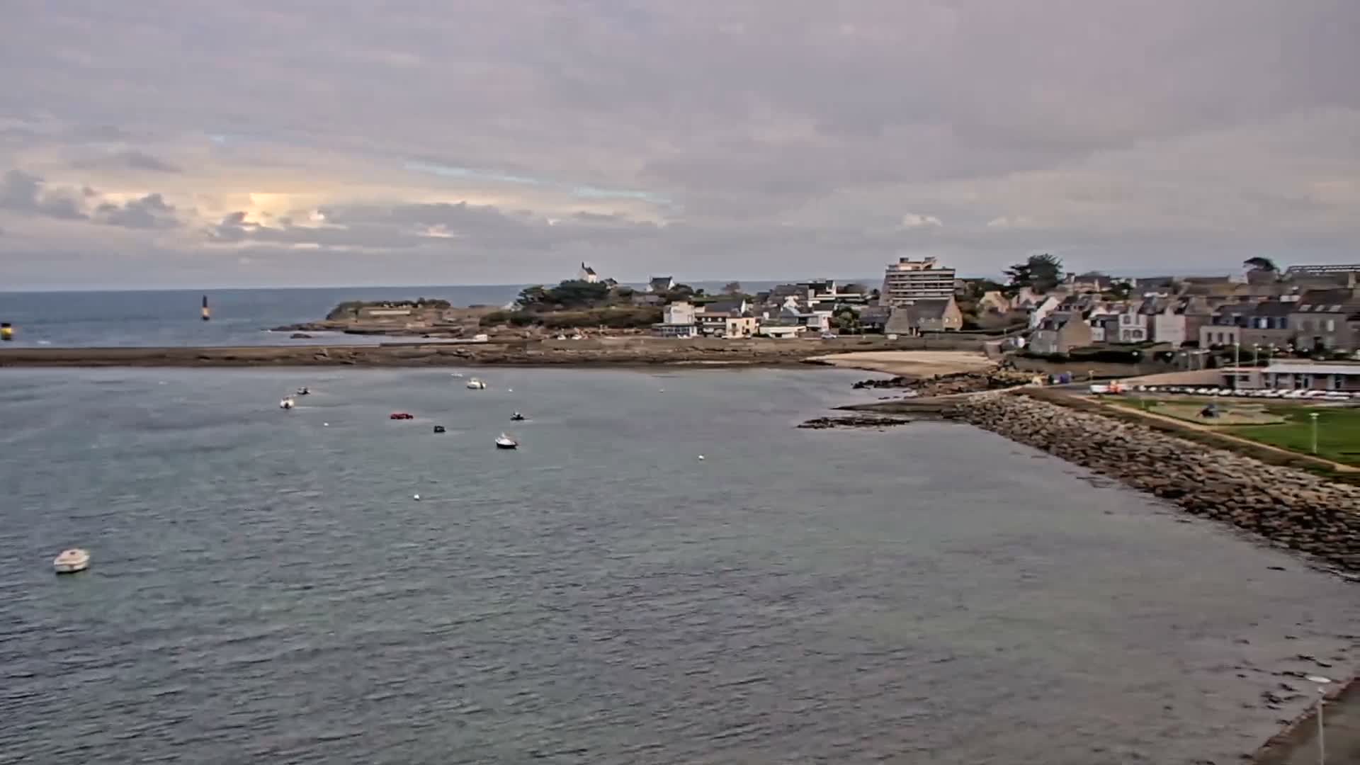 Roscoff City Port & Beach Live Cam - Morlaix, Finistère, Bretagne, France