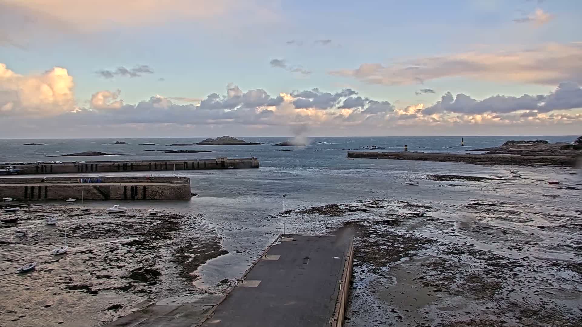 Roscoff City Port & Beach Live Cam - Morlaix, Finistère, Bretagne, France