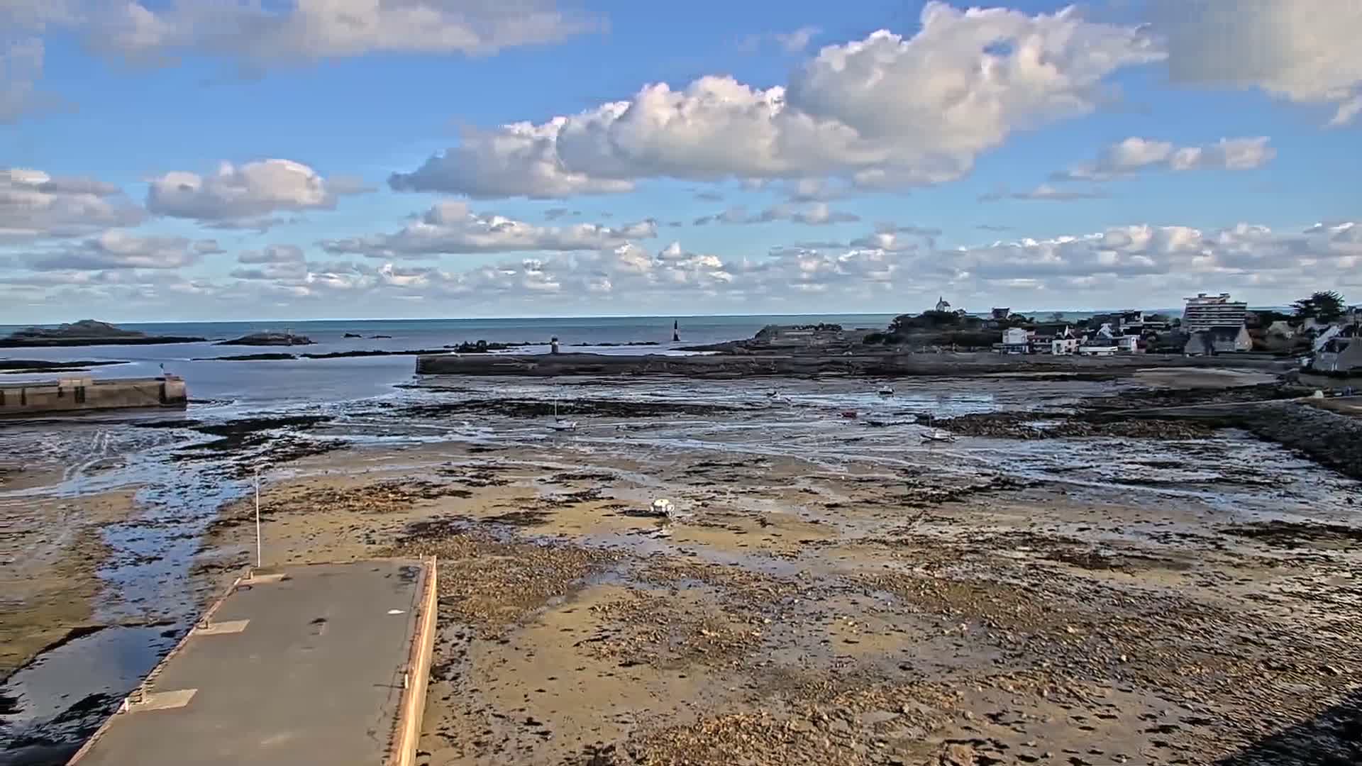 Roscoff City Port & Beach Live Cam - Morlaix, Finistère, Bretagne, France