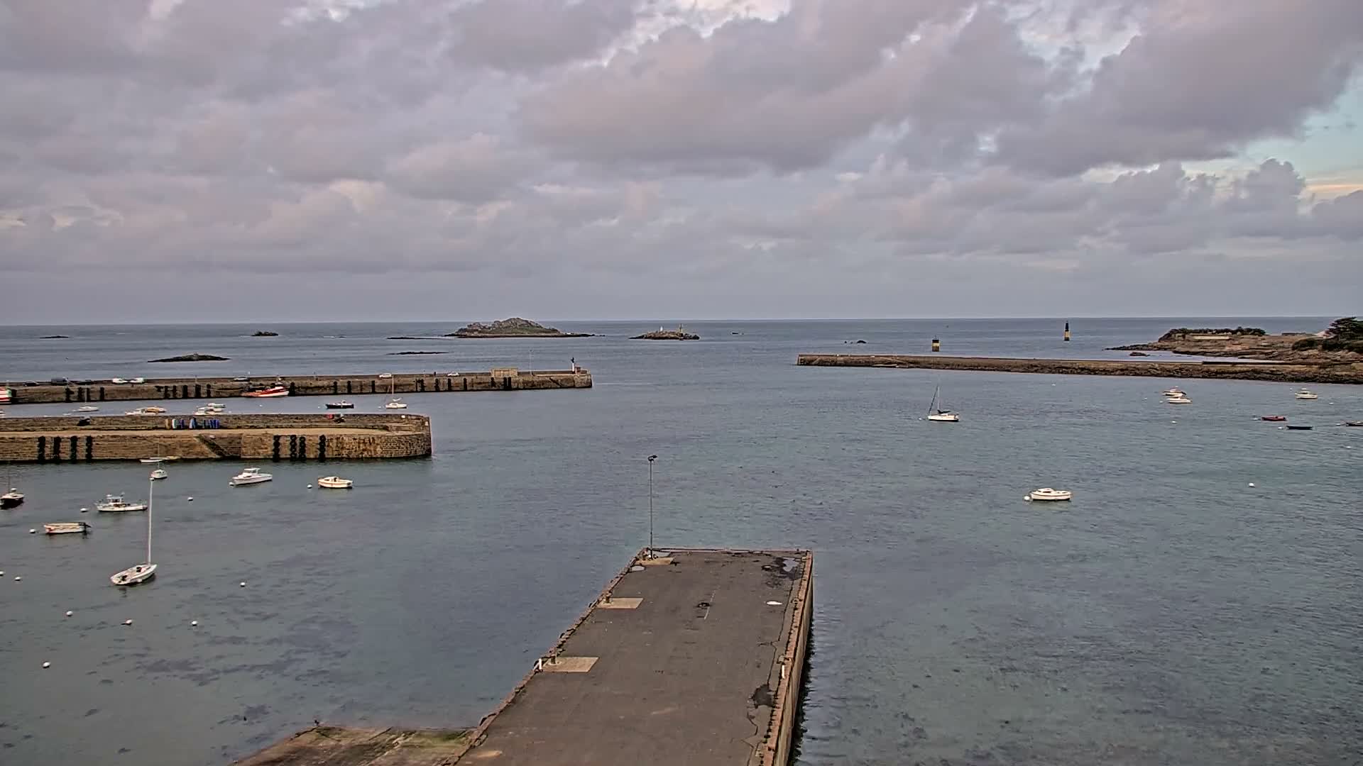 Roscoff City Port & Beach Live Cam - Morlaix, Finistère, Bretagne, France