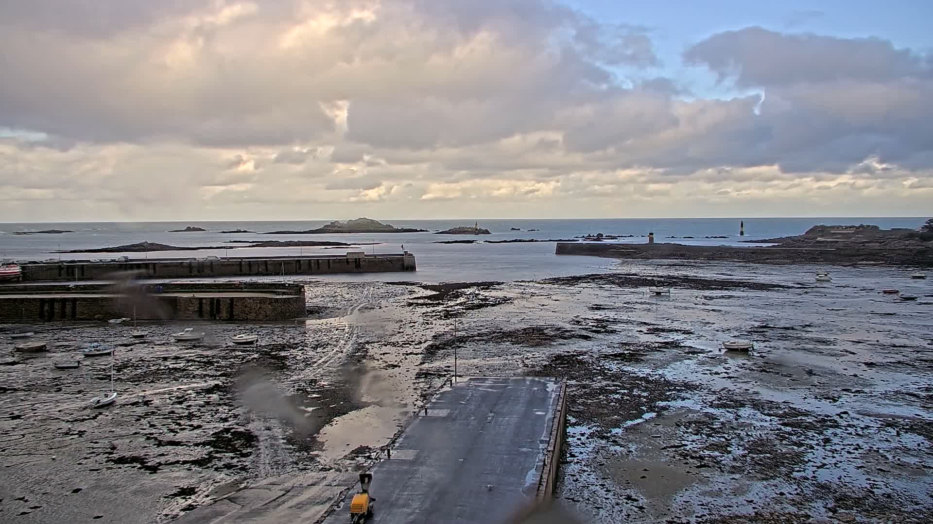 Roscoff City Port & Beach Live Cam - Morlaix, Finistère, Bretagne, France
