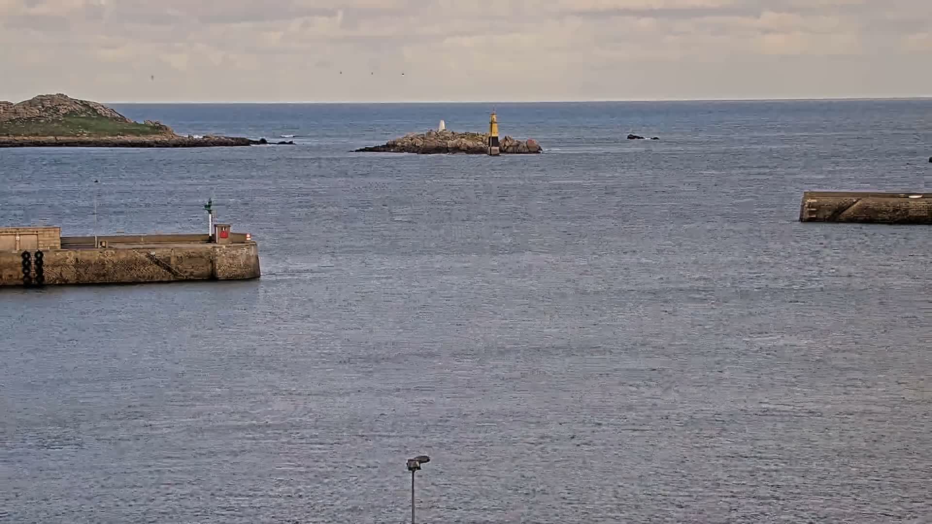 Roscoff City Port & Beach Live Cam - Morlaix, Finistère, Bretagne, France