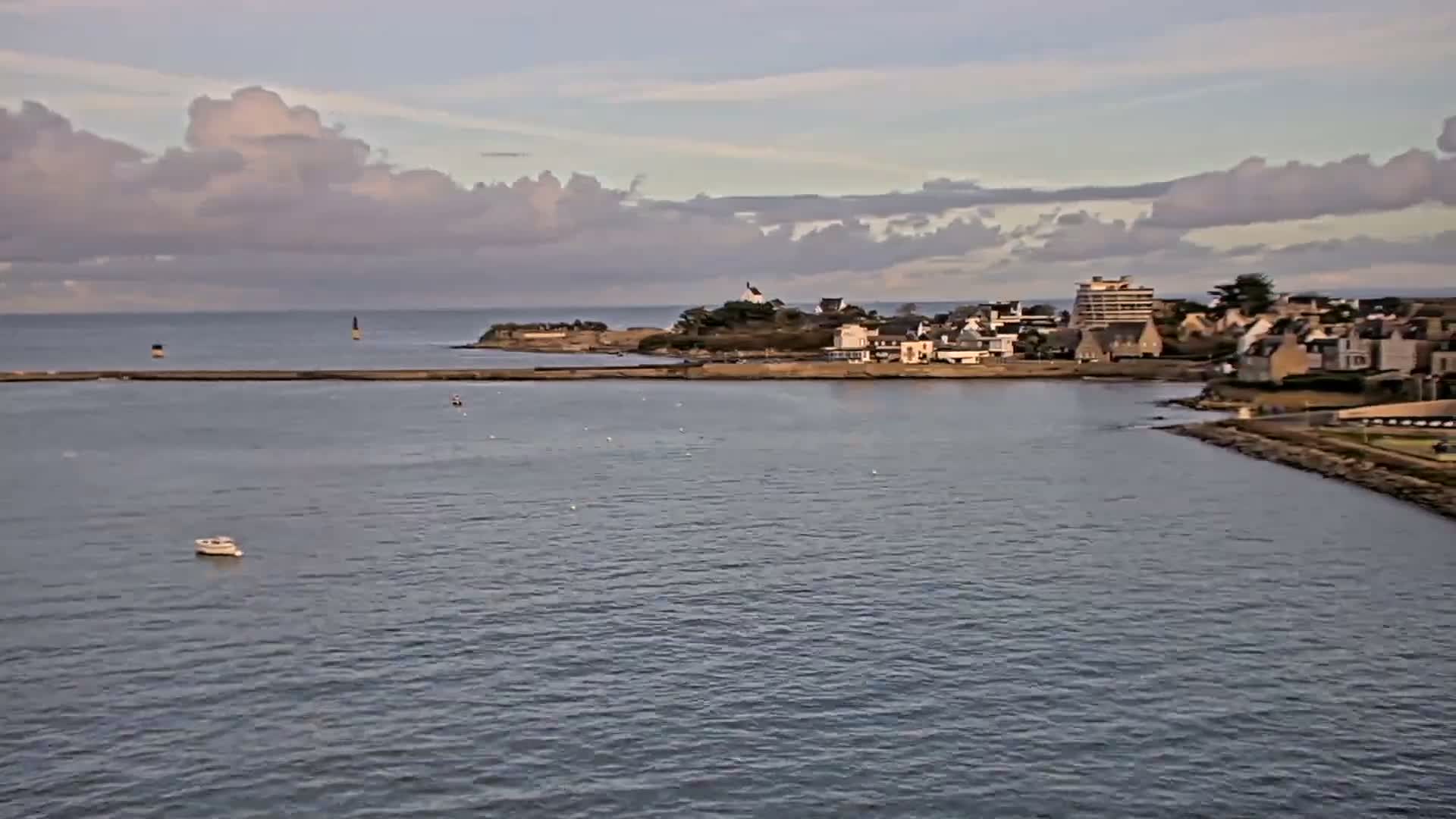 Roscoff City Port & Beach Live Cam - Morlaix, Finistère, Bretagne, France