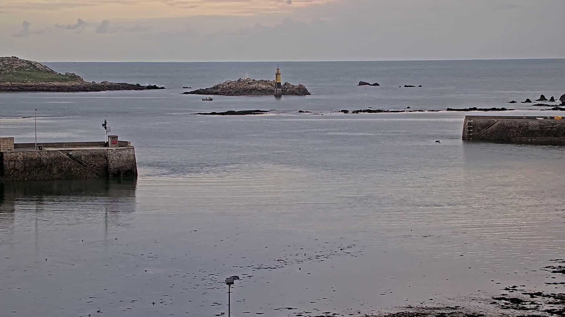 Roscoff City Port & Beach Live Cam - Morlaix, Finistère, Bretagne, France