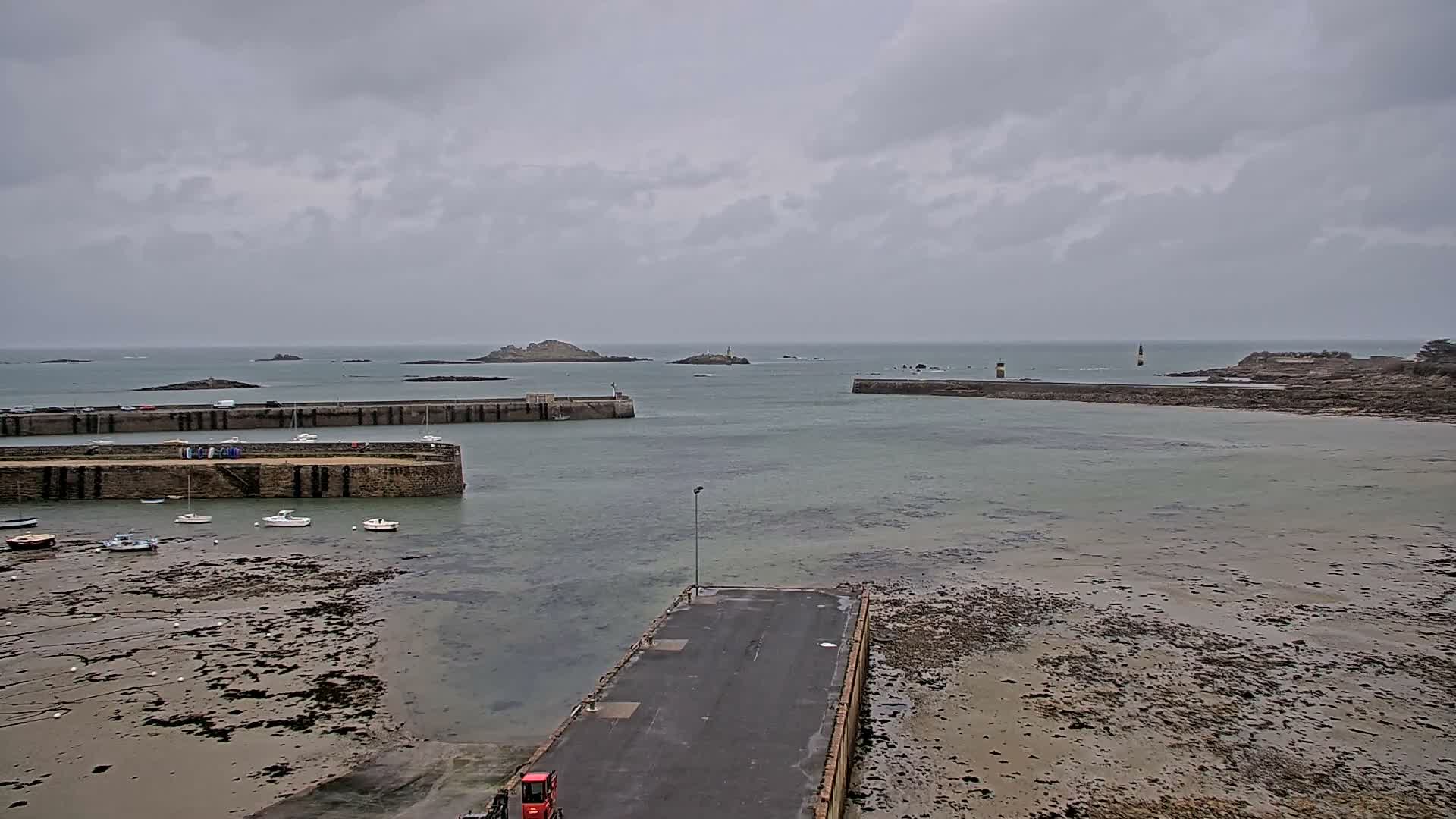 Roscoff City Port & Beach Live Cam - Morlaix, Finistère, Bretagne, France