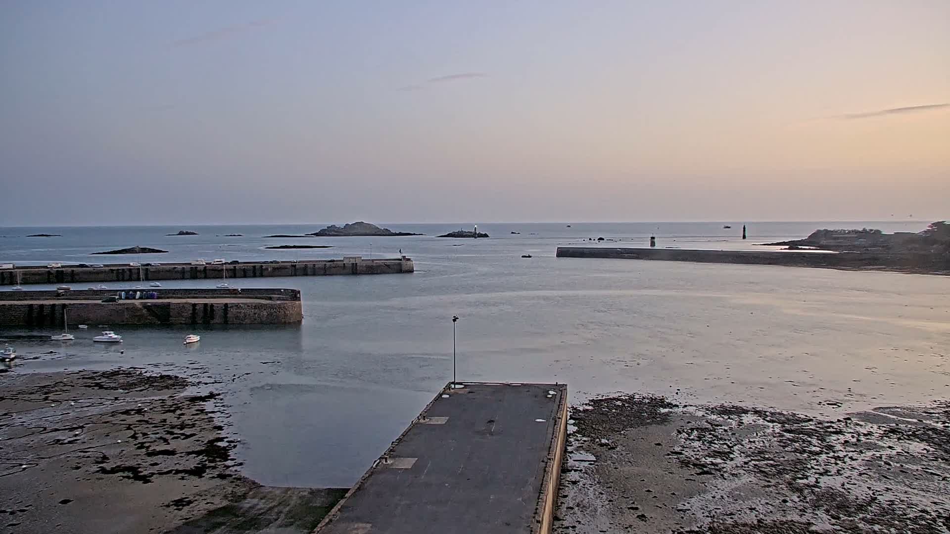 Roscoff City Port & Beach Live Cam - Morlaix, Finistère, Bretagne, France