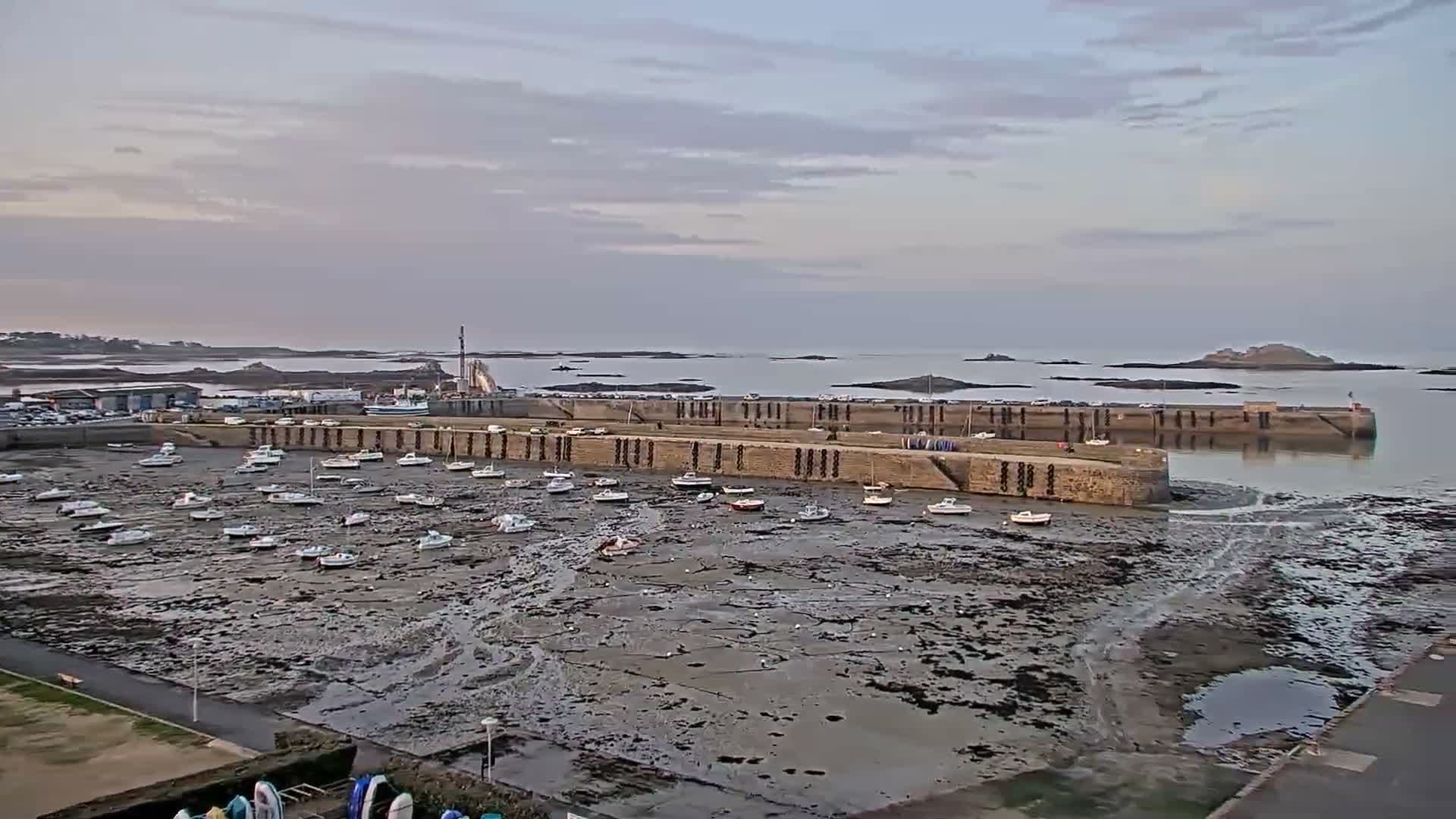 Roscoff City Port & Beach Live Cam - Morlaix, Finistère, Bretagne, France