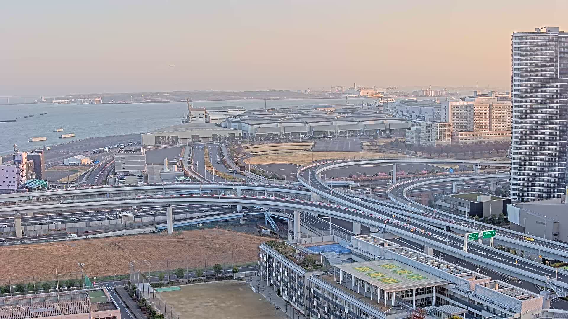 Tokyo, Shuto Expressway Route B  Shinonome Junction & Ariake Neighborhood ( 東京都・首都高速B号線 東雲ジャンクション・有明付近 ) Live Cam - 1 Chome, Ariake, Koto-ku, Tokyo, Kantō, Honshu, Japan