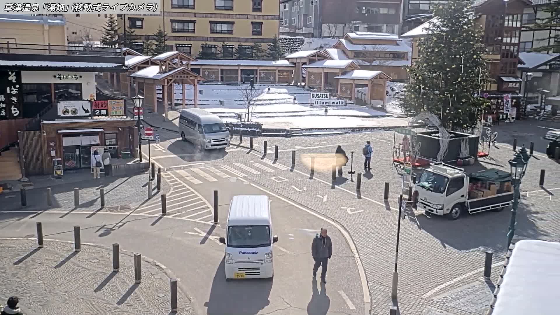 Gunma, Kusatsu Onsen Village Center & Yutaki Dori / Chuo Dori Junction  ( 群馬・草津温泉・湯畑・湯滝足湯 ) Live Cam - Kusatsu, Agatsuma-gun , Gunma, Kantō, Honshu, Japan