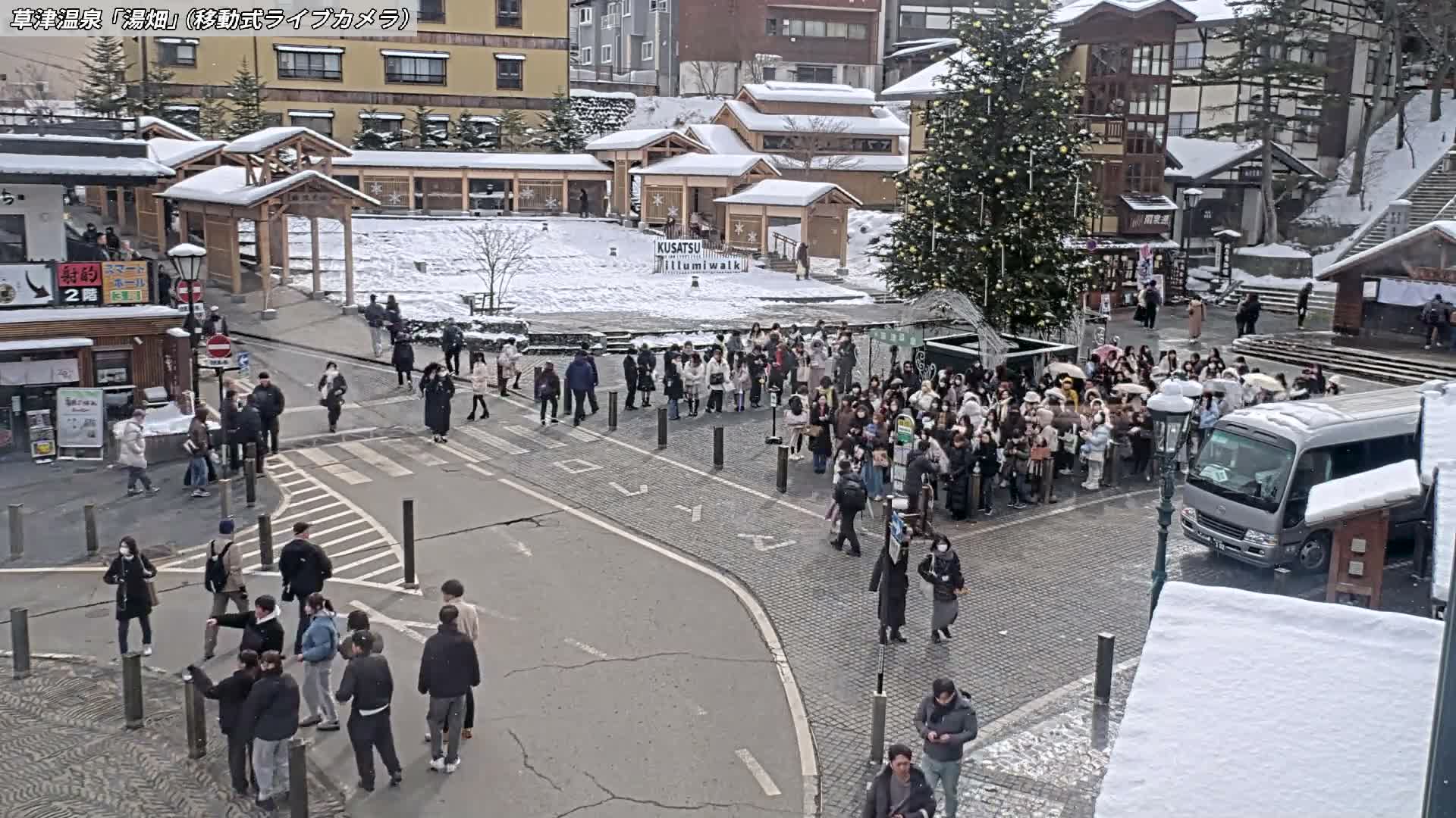 Gunma, Kusatsu Onsen Village Center & Yutaki Dori / Chuo Dori Junction  ( 群馬・草津温泉・湯畑・湯滝足湯 ) Live Cam - Kusatsu, Agatsuma-gun , Gunma, Kantō, Honshu, Japan