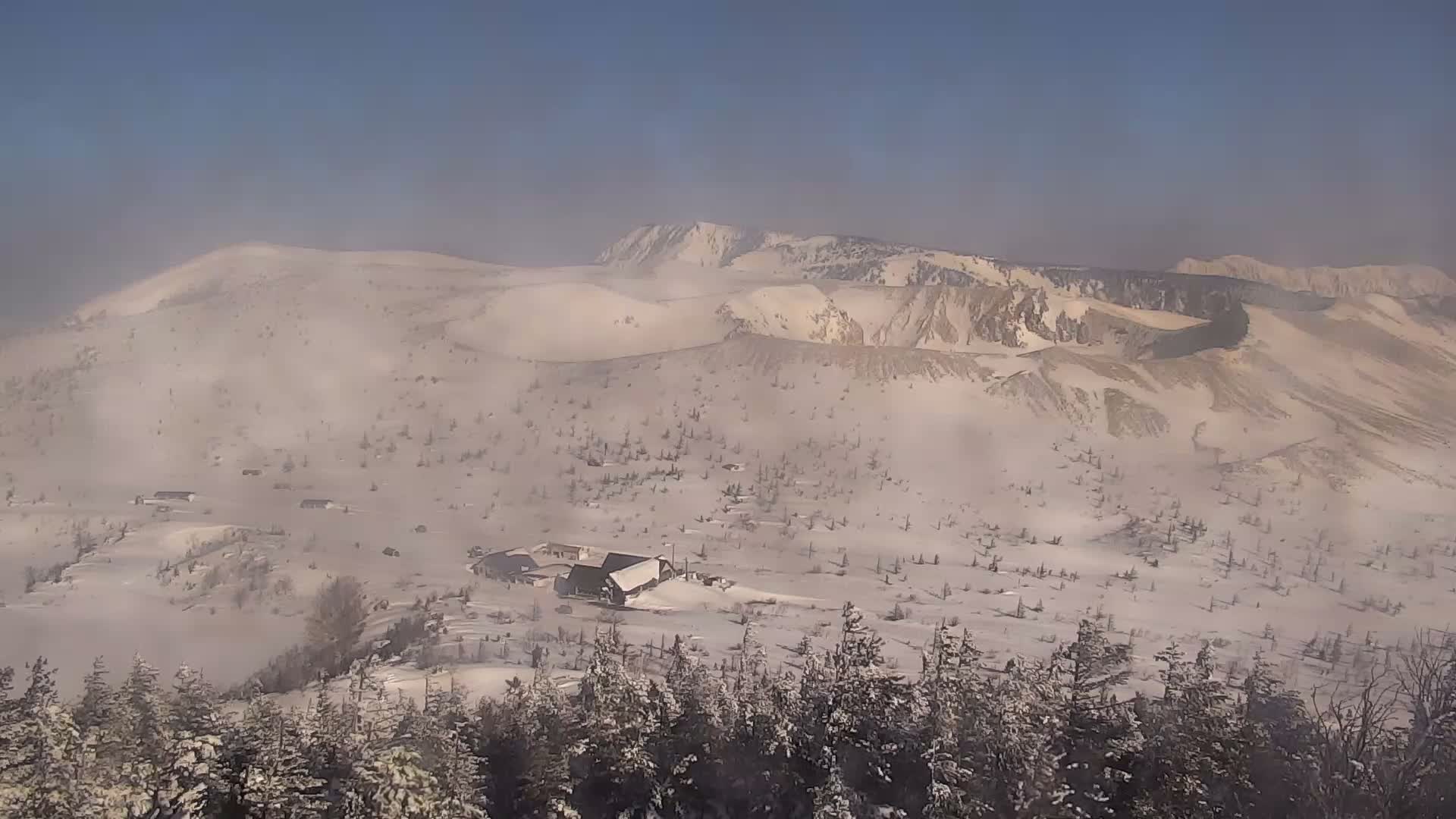 Gunma, Agatsuma, Kusatsu-Shirane Volcano Complex Yugama Volcanic Crater Lake & Yokoteyama Summit  ( 群馬・吾妻・草津白根火山群 湯釜火山湖・横手山山頂 ) Live Cam - Kusatsu, Agatsuma-gun , Gunma, Kantō, Honshu, Japan