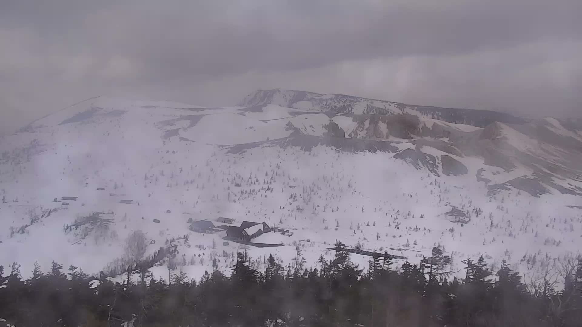 Gunma, Agatsuma, Kusatsu-Shirane Volcano Complex Yugama Volcanic Crater Lake & Yokoteyama Summit  ( 群馬・吾妻・草津白根火山群 湯釜火山湖・横手山山頂 ) Live Cam - Kusatsu, Agatsuma-gun , Gunma, Kantō, Honshu, Japan