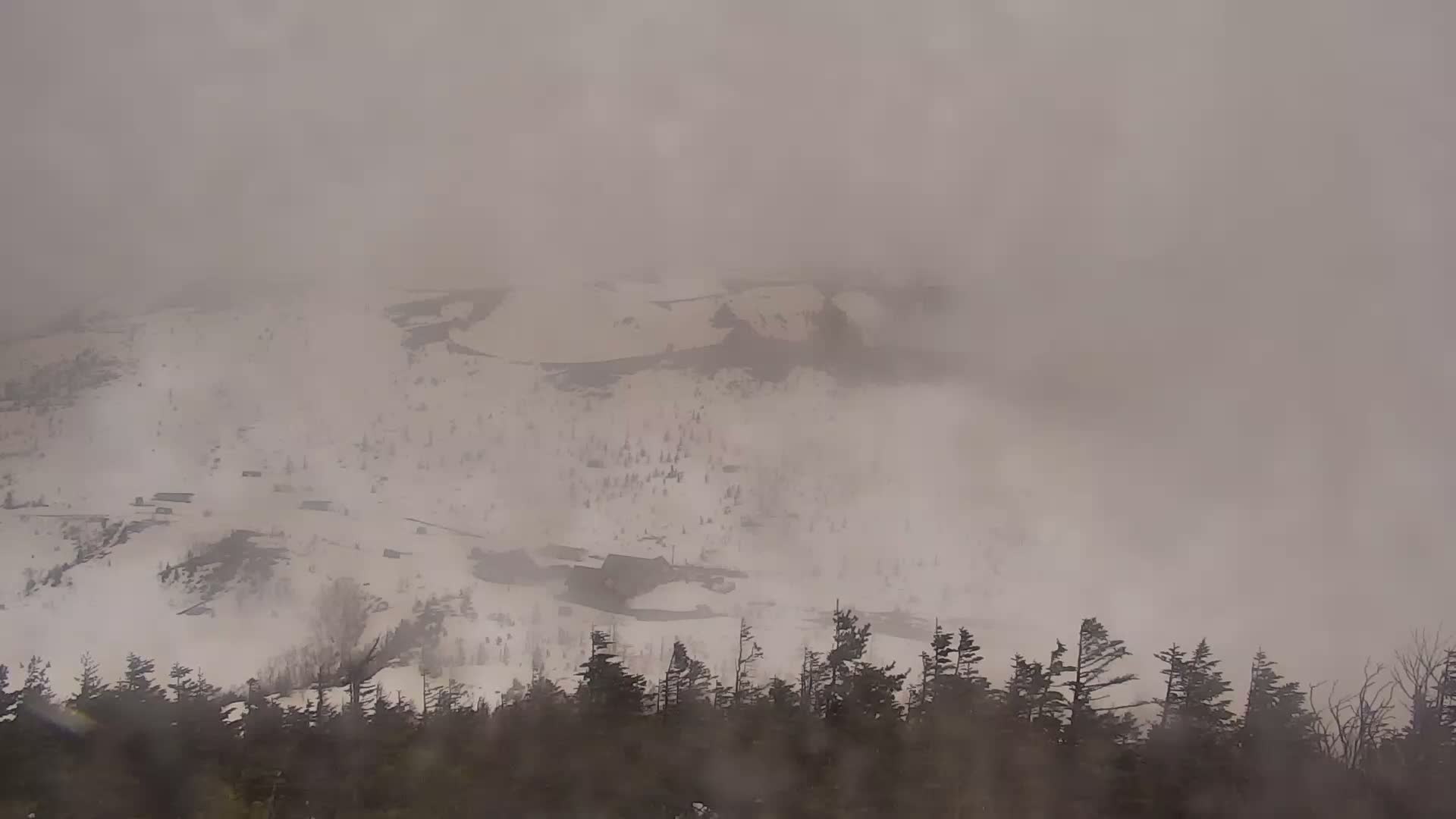 Gunma, Agatsuma, Kusatsu-Shirane Volcano Complex Yugama Volcanic Crater Lake & Yokoteyama Summit  ( 群馬・吾妻・草津白根火山群 湯釜火山湖・横手山山頂 ) Live Cam - Kusatsu, Agatsuma-gun , Gunma, Kantō, Honshu, Japan