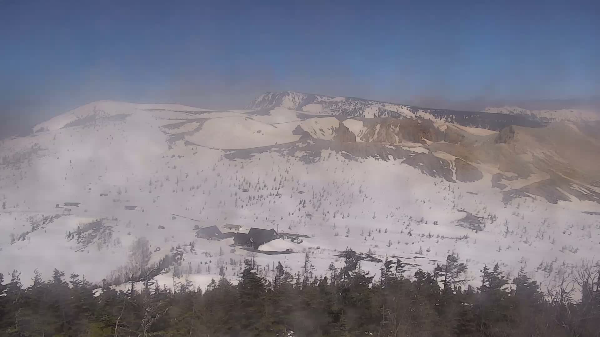 Gunma, Agatsuma, Kusatsu-Shirane Volcano Complex Yugama Volcanic Crater Lake & Yokoteyama Summit  ( 群馬・吾妻・草津白根火山群 湯釜火山湖・横手山山頂 ) Live Cam - Kusatsu, Agatsuma-gun , Gunma, Kantō, Honshu, Japan
