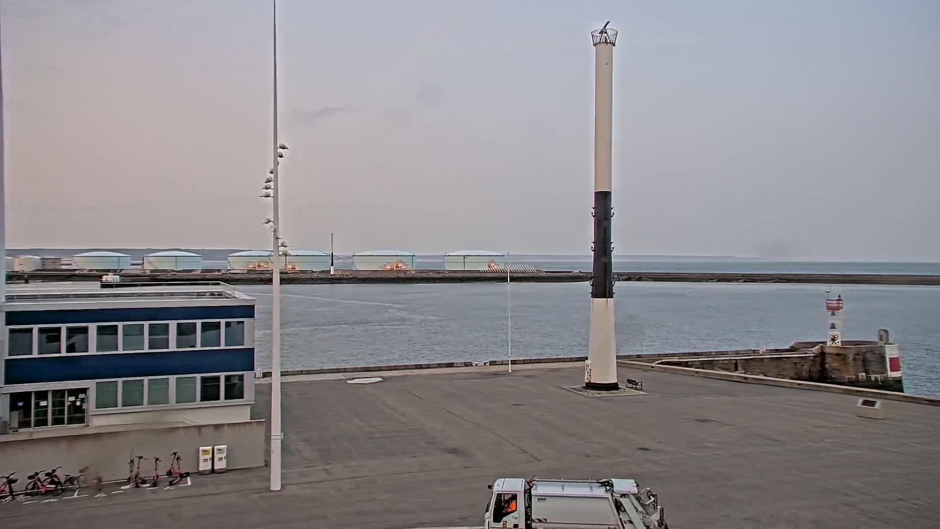 Le Havre Port Live Cam - Le Havre, Seine-Maritime, Normandie, France