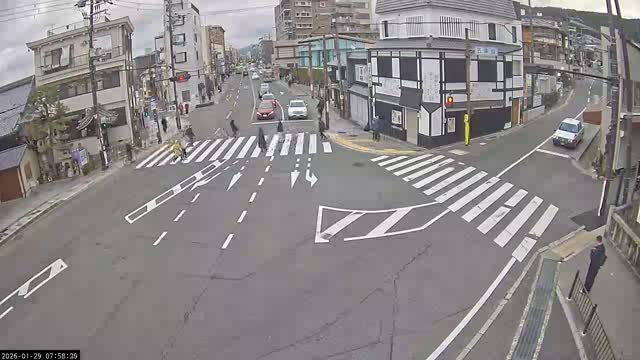 Higashioji-dori / Gojo-dori Street Intersection ( 京都市東山区 ​​東大路通と五条通交差点)  Gojo-zaka, Kyoto, Higashiyama Live Cam - 6 Chome, Gojobashihigashi, Higashiyama, Kyoto, Kyōto, Kansai, Japan