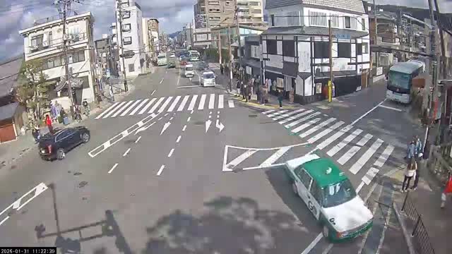 Higashioji-dori / Gojo-dori Street Intersection ( 京都市東山区 ​​東大路通と五条通交差点)  Gojo-zaka, Kyoto, Higashiyama Live Cam - 6 Chome, Gojobashihigashi, Higashiyama, Kyoto, Kyōto, Kansai, Japan