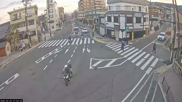 Higashioji-dori / Gojo-dori Street Intersection ( 京都市東山区 ​​東大路通と五条通交差点)  Gojo-zaka, Kyoto, Higashiyama Live Cam - 6 Chome, Gojobashihigashi, Higashiyama, Kyoto, Kyōto, Kansai, Japan