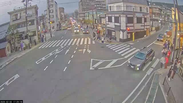 Higashioji-dori / Gojo-dori Street Intersection ( 京都市東山区 ​​東大路通と五条通交差点)  Gojo-zaka, Kyoto, Higashiyama Live Cam - 6 Chome, Gojobashihigashi, Higashiyama, Kyoto, Kyōto, Kansai, Japan
