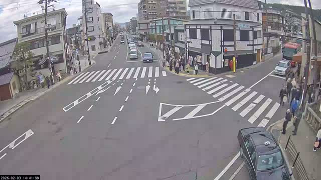 Higashioji-dori / Gojo-dori Street Intersection ( 京都市東山区 ​​東大路通と五条通交差点)  Gojo-zaka, Kyoto, Higashiyama Live Cam - 6 Chome, Gojobashihigashi, Higashiyama, Kyoto, Kyōto, Kansai, Japan