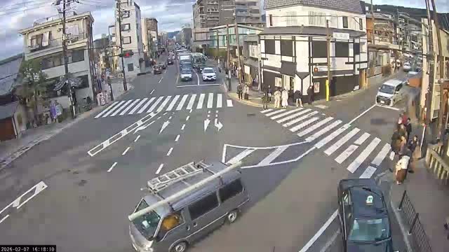 Higashioji-dori / Gojo-dori Street Intersection ( 京都市東山区 ​​東大路通と五条通交差点)  Gojo-zaka, Kyoto, Higashiyama Live Cam - 6 Chome, Gojobashihigashi, Higashiyama, Kyoto, Kyōto, Kansai, Japan