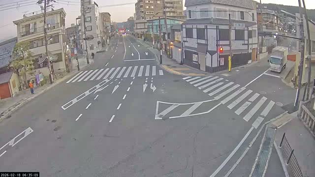 Higashioji-dori / Gojo-dori Street Intersection ( 京都市東山区 ​​東大路通と五条通交差点)  Gojo-zaka, Kyoto, Higashiyama Live Cam - 6 Chome, Gojobashihigashi, Higashiyama, Kyoto, Kyōto, Kansai, Japan