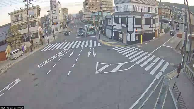 Higashioji-dori / Gojo-dori Street Intersection ( 京都市東山区 ​​東大路通と五条通交差点)  Gojo-zaka, Kyoto, Higashiyama Live Cam - 6 Chome, Gojobashihigashi, Higashiyama, Kyoto, Kyōto, Kansai, Japan