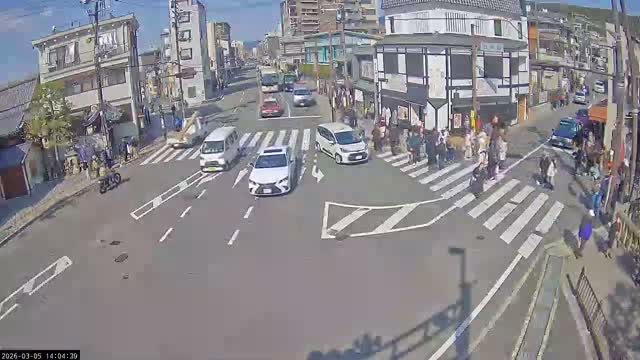 Higashioji-dori / Gojo-dori Street Intersection ( 京都市東山区 ​​東大路通と五条通交差点)  Gojo-zaka, Kyoto, Higashiyama Live Cam - 6 Chome, Gojobashihigashi, Higashiyama, Kyoto, Kyōto, Kansai, Japan