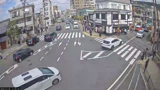 Higashioji-dori / Gojo-dori Street Intersection ( 京都市東山区 ​​東大路通と五条通交差点)  Gojo-zaka, Kyoto, Higashiyama Live Cam - 6 Chome, Gojobashihigashi, Higashiyama, Kyoto, Kyōto, Kansai, Japan
