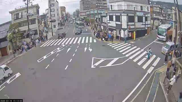 Higashioji-dori / Gojo-dori Street Intersection ( 京都市東山区 ​​東大路通と五条通交差点)  Gojo-zaka, Kyoto, Higashiyama Live Cam - 6 Chome, Gojobashihigashi, Higashiyama, Kyoto, Kyōto, Kansai, Japan