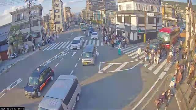 Higashioji-dori / Gojo-dori Street Intersection ( 京都市東山区 ​​東大路通と五条通交差点)  Gojo-zaka, Kyoto, Higashiyama Live Cam - 6 Chome, Gojobashihigashi, Higashiyama, Kyoto, Kyōto, Kansai, Japan